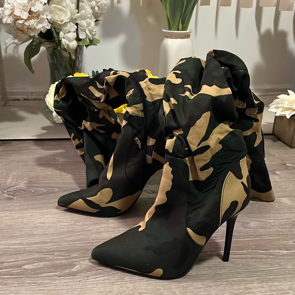 Sexy!! Woman’s thigh high army fatigue boots!! Good condition!!! No holes, rips!